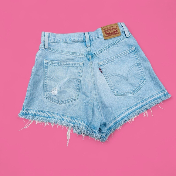 Levi’s High Waisted Mom Shorts Womens 28 Light Wash Distressed Cutoff Denim - Picture 7 of 7